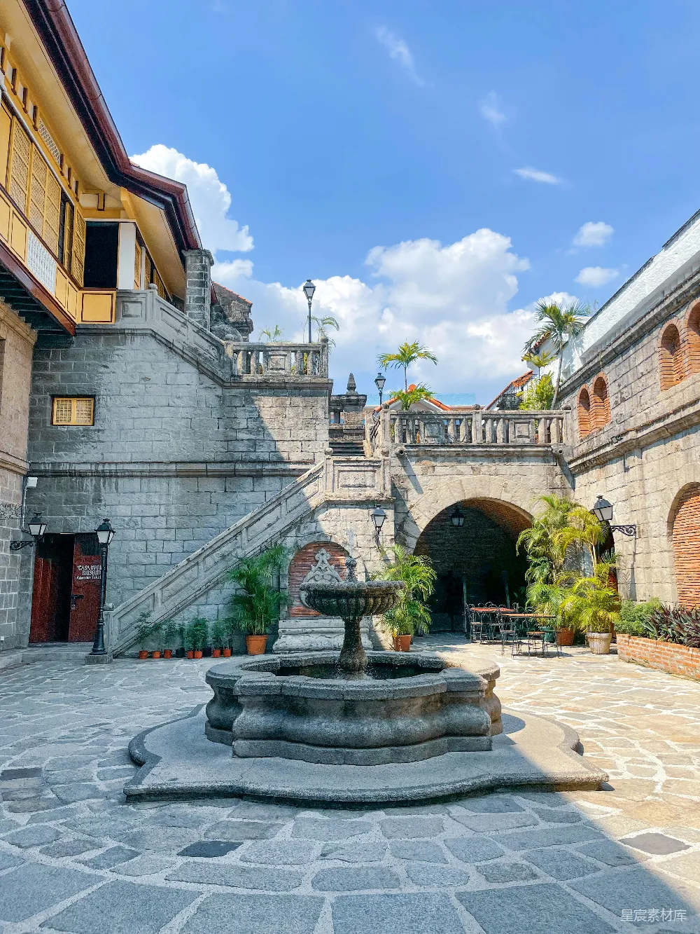 高清摄影  石质庭院，有喷泉和历史建筑。