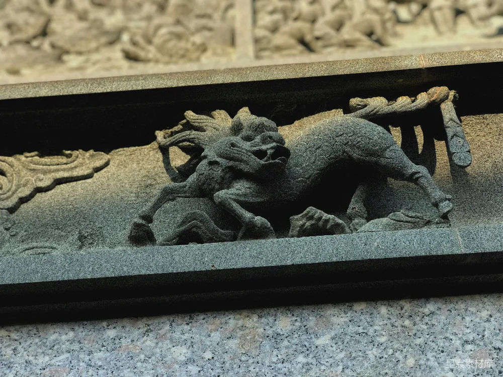 高清摄影  一座狗和猫的雕像挂在墙上。