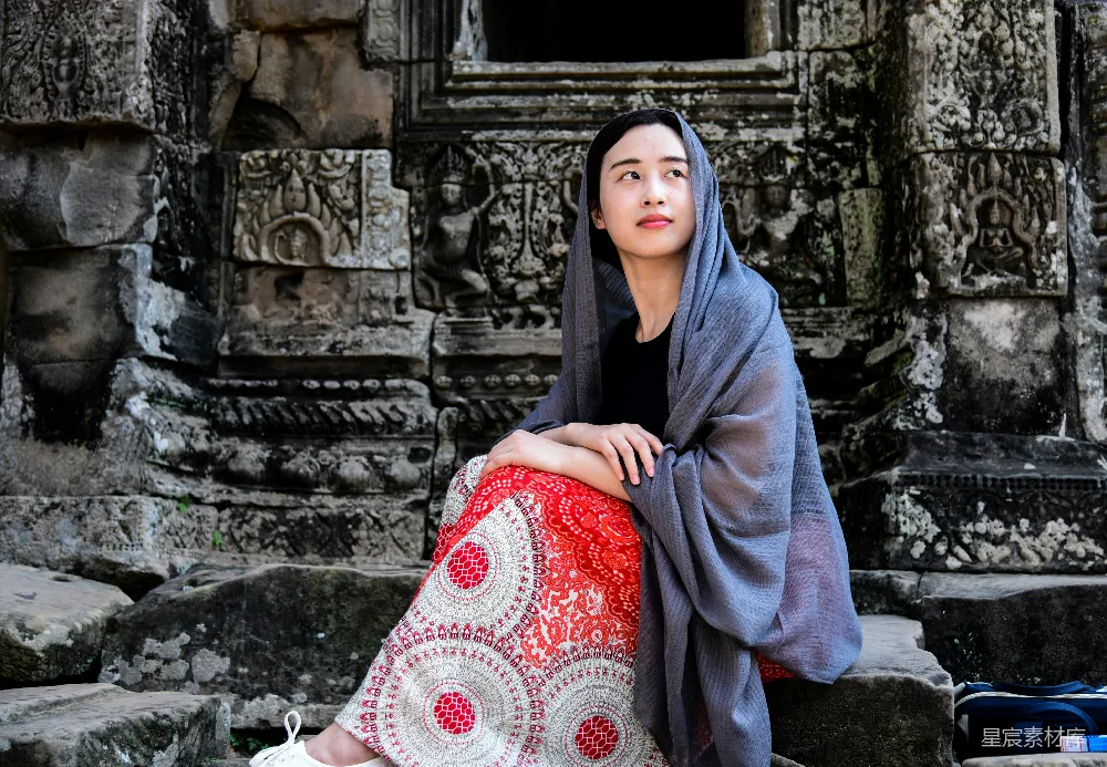 高清摄影  坐在混凝土石上的女人