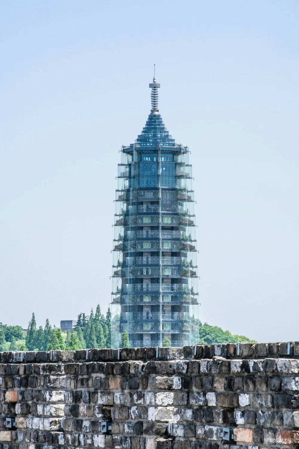 高清摄影  蓝白相间的混凝土建筑
