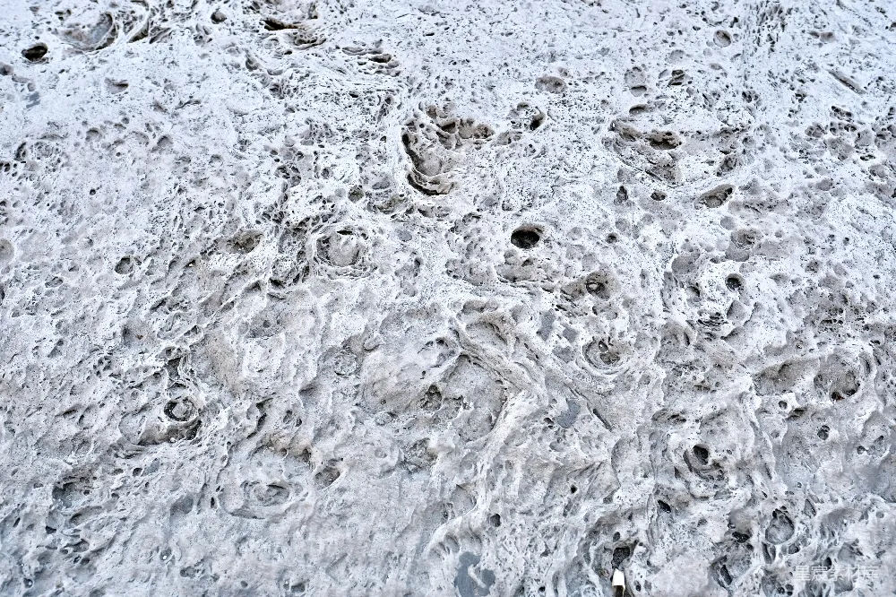 高清摄影  一座被雪覆盖的小山，上面有脚印。