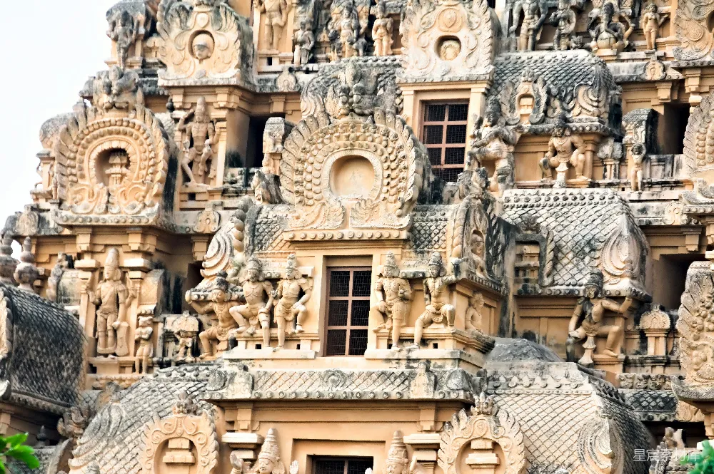 高清摄影 旅行 一座非常高大的建筑物，两边有雕像。