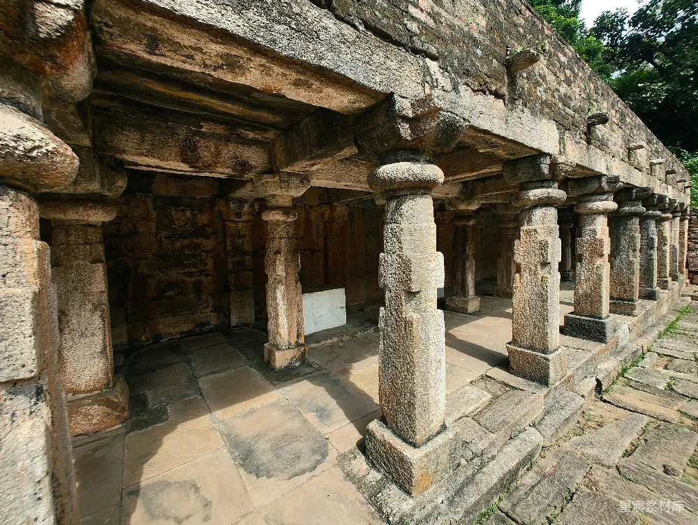高清摄影  古代石柱支撑的历史建筑
