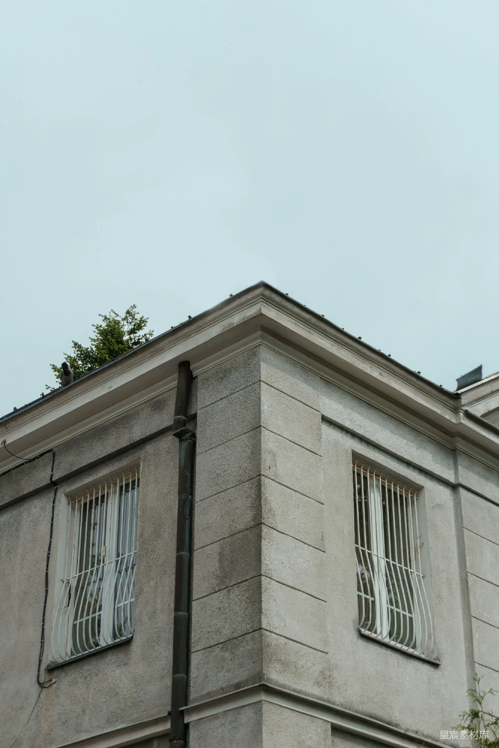 高清摄影  在白天的蓝天背景下，棕色混凝土建筑