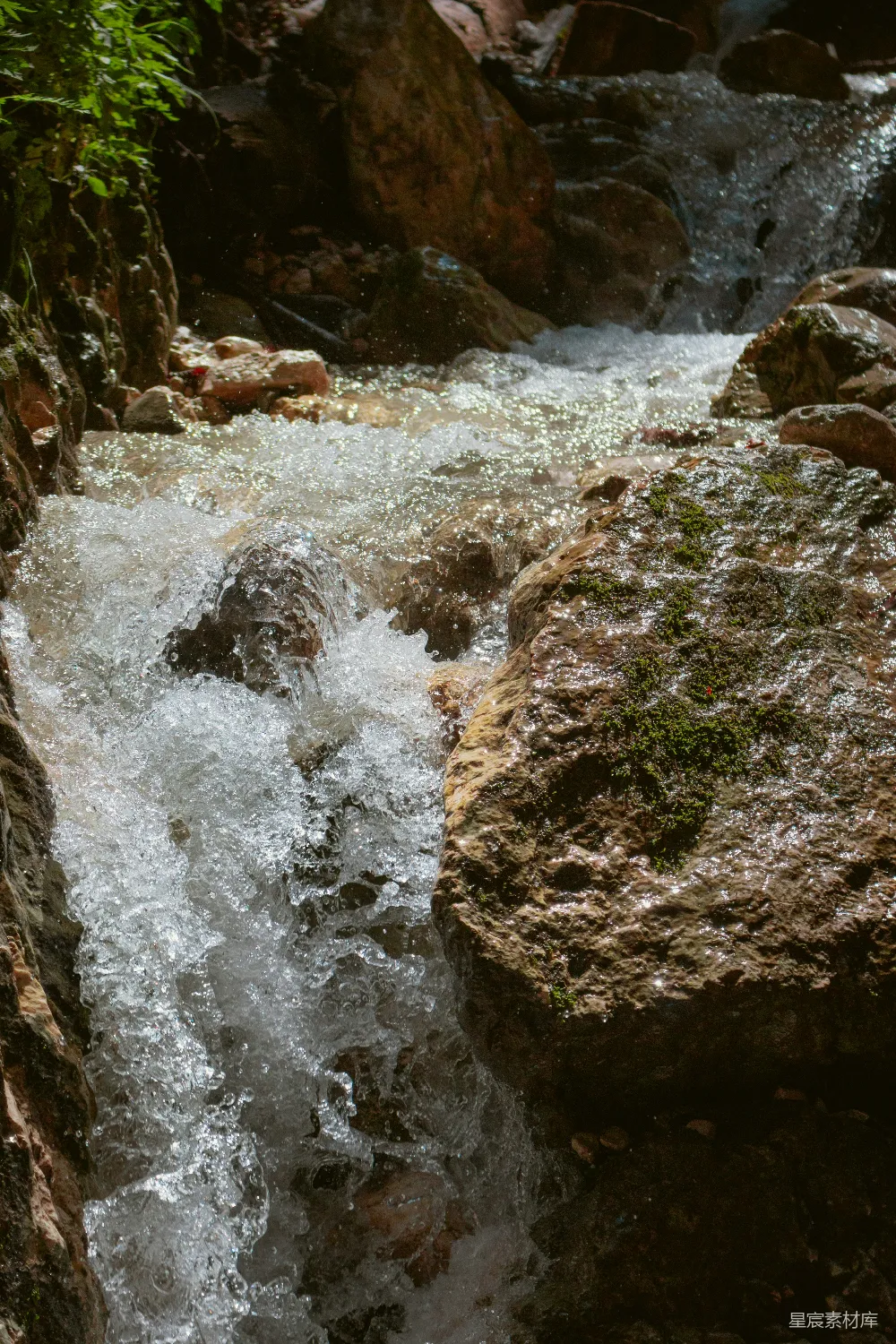高清摄影 旅行 自然 一条小溪流在岩石间流淌。