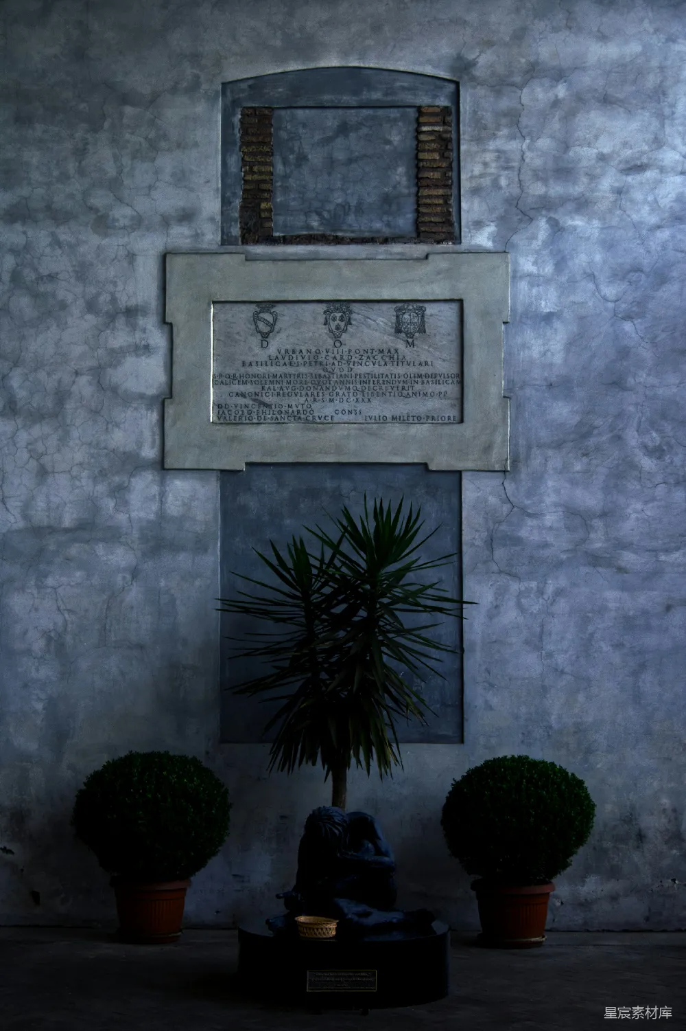 高清摄影  一面墙上有一块牌匾和两盆盆栽植物