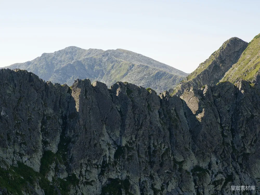 高清摄影  崎岖的山脊，在天空下远处的山峰