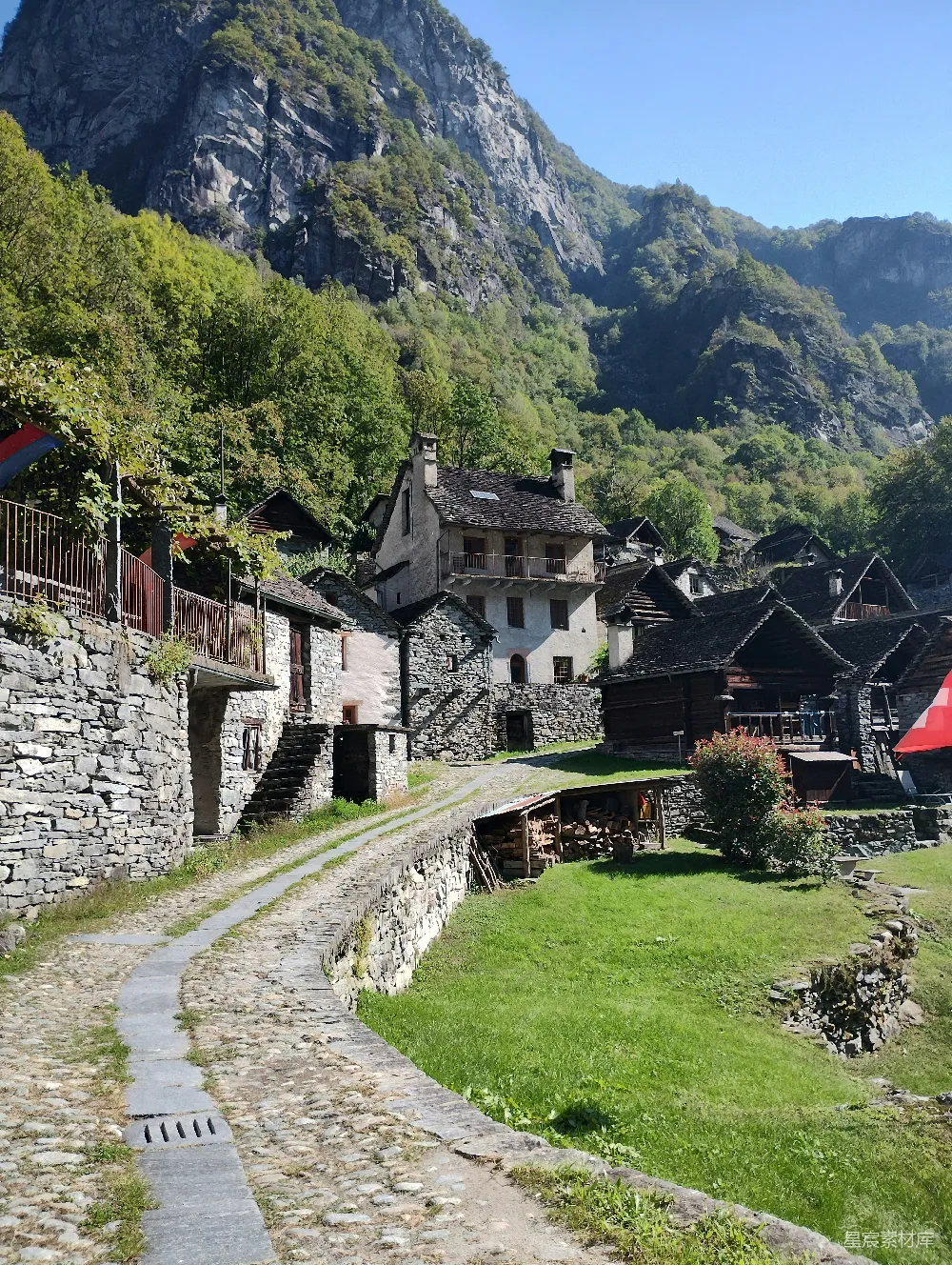 高清摄影  一条鹅卵石小径通往山中的村庄