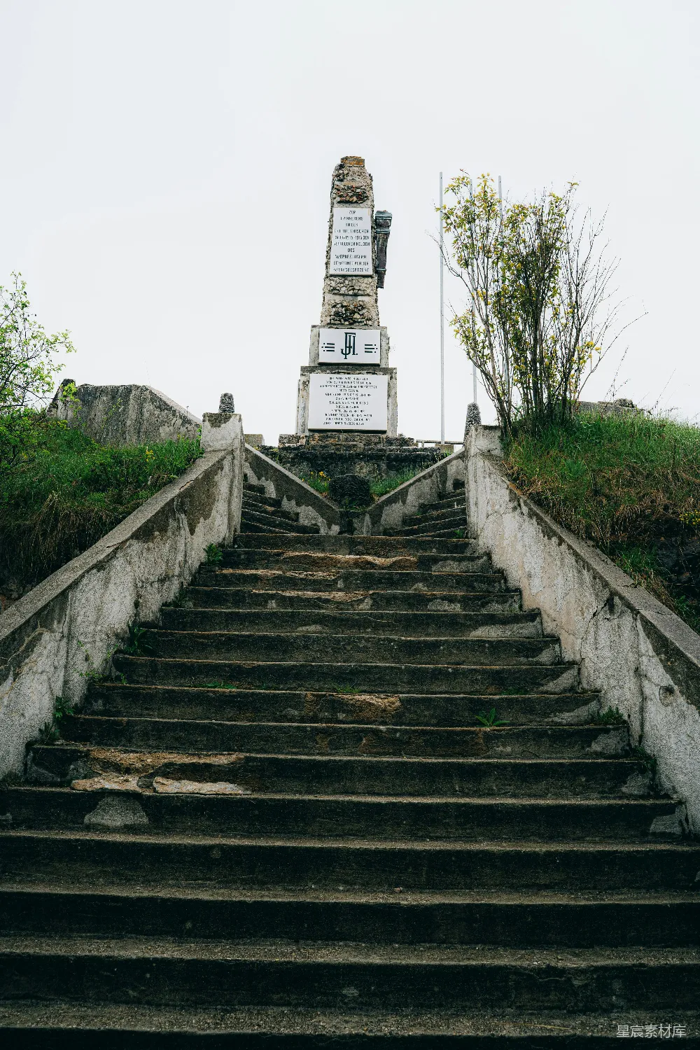 高清摄影  风化的混凝土阶梯通向石制纪念碑。