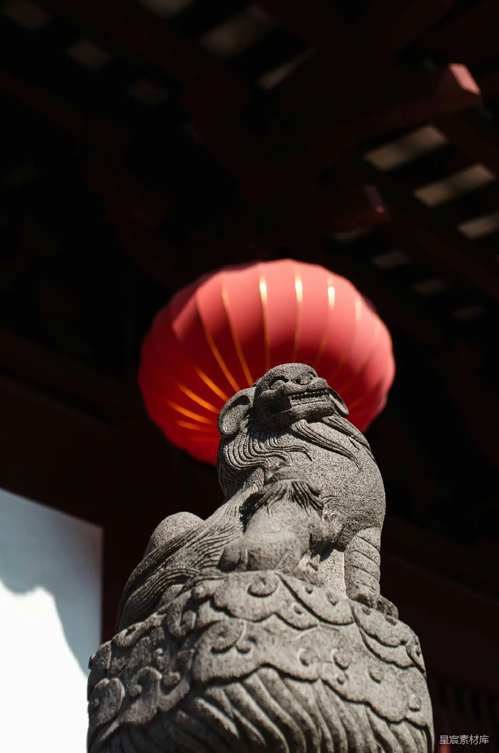 高清摄影 旅行 实验性 一个红飞盘背景下的雕像