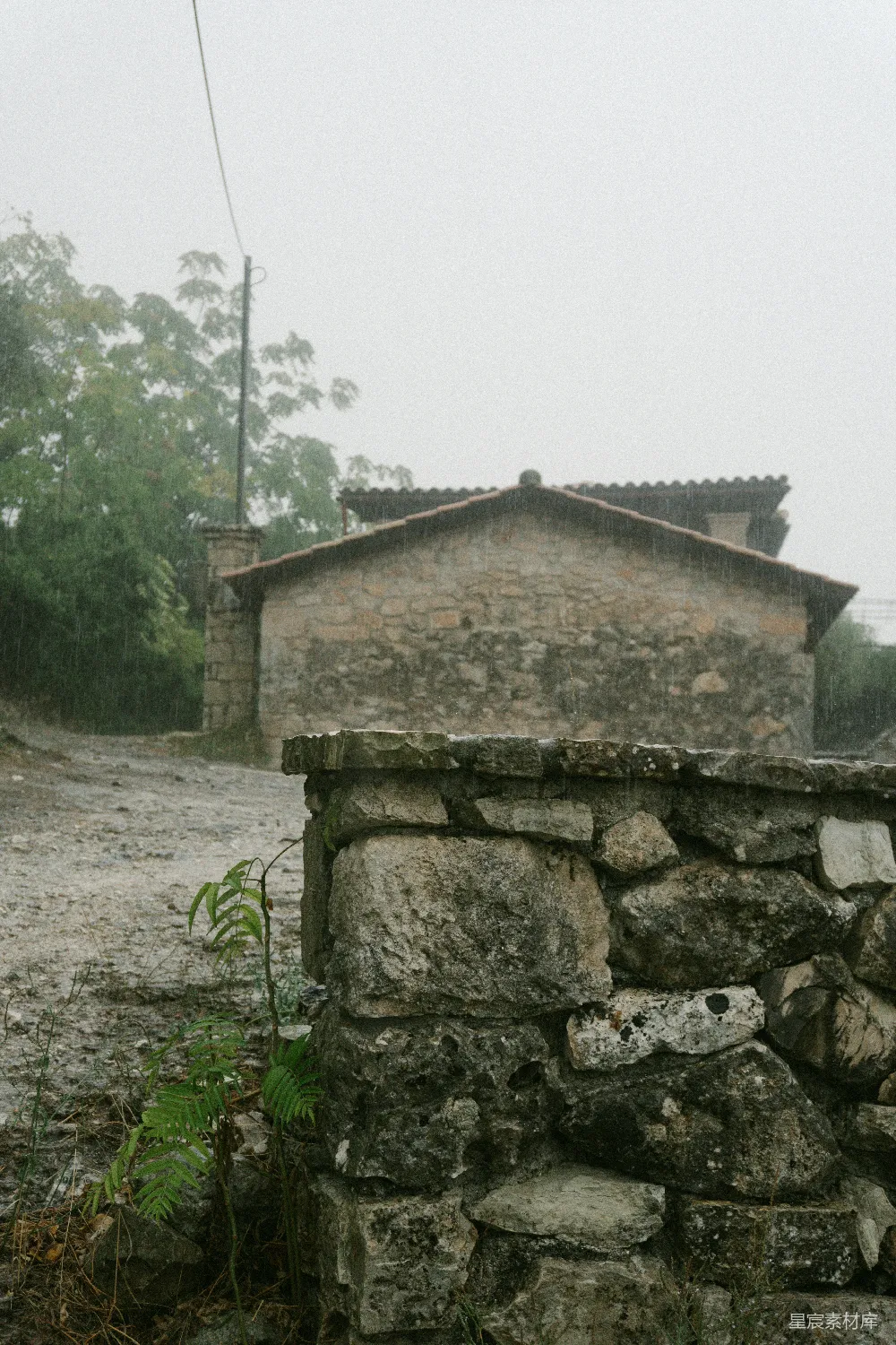 高清摄影  石墙和建筑物在雨中