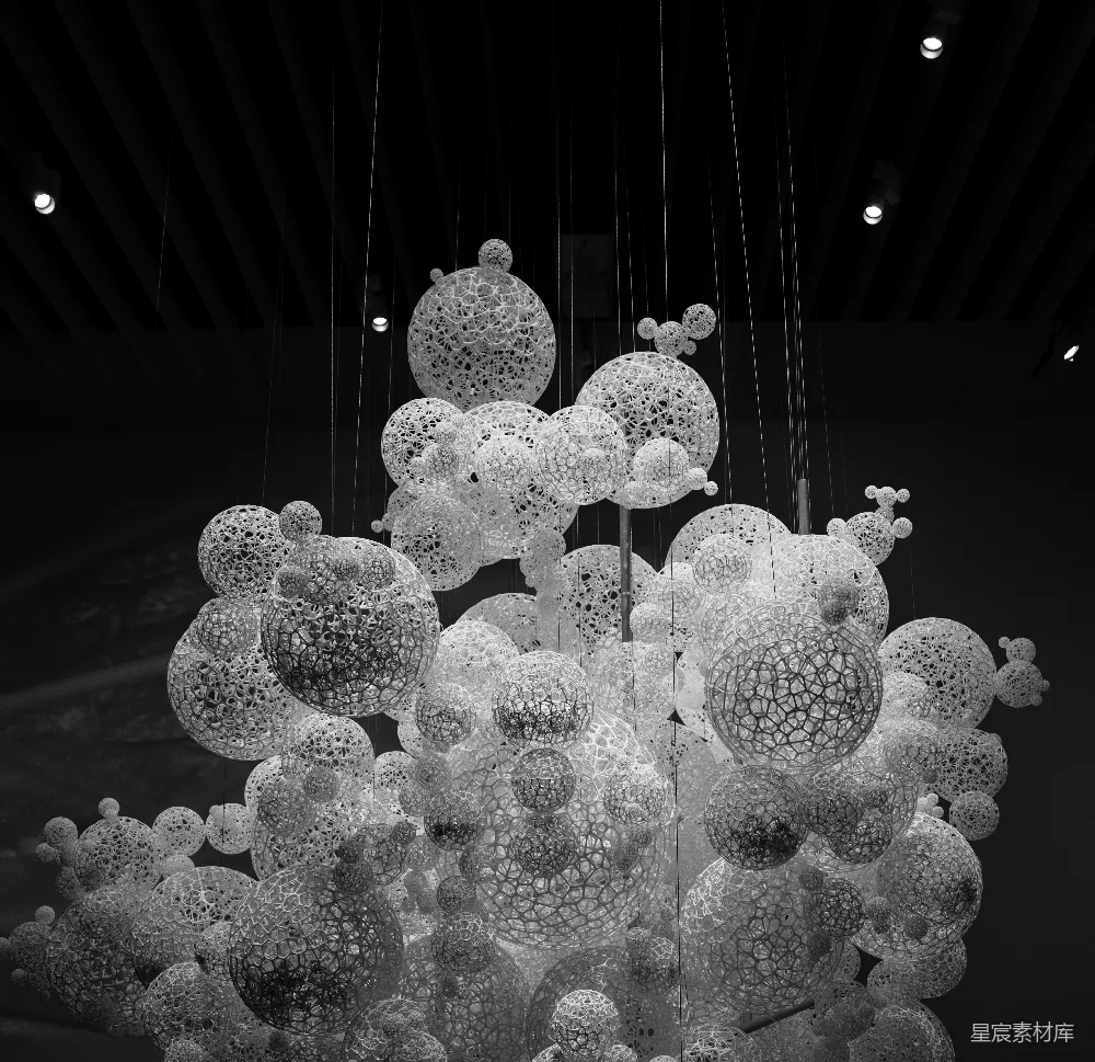 高清摄影  抽象雕塑：白色球体悬挂在黑暗背景前