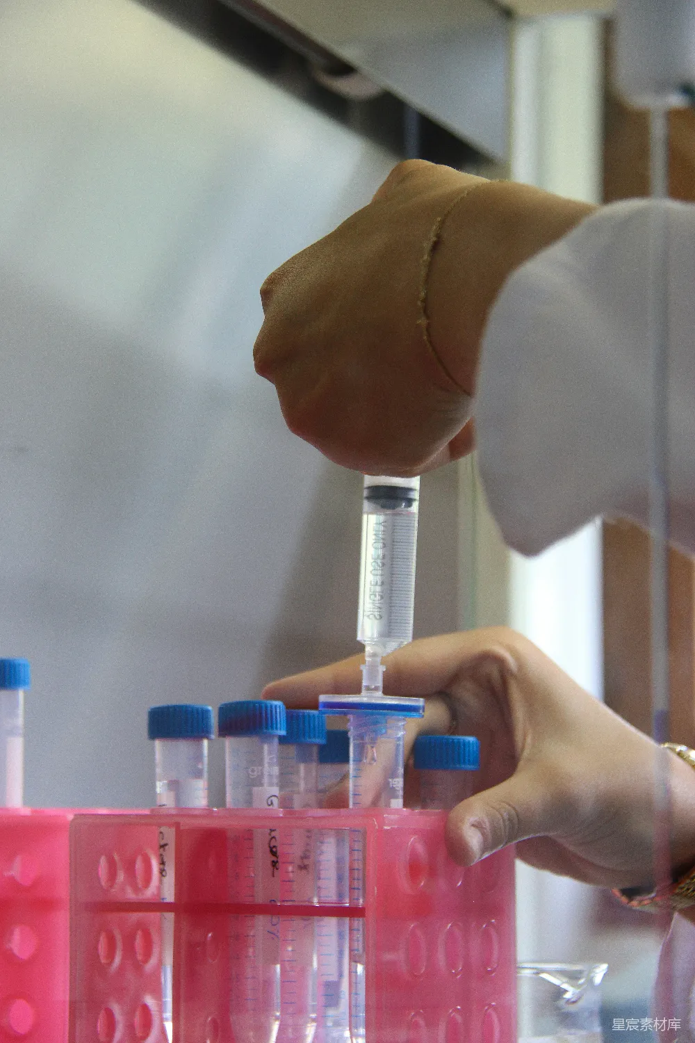 高清摄影  一位科学家正在实验室里工作。