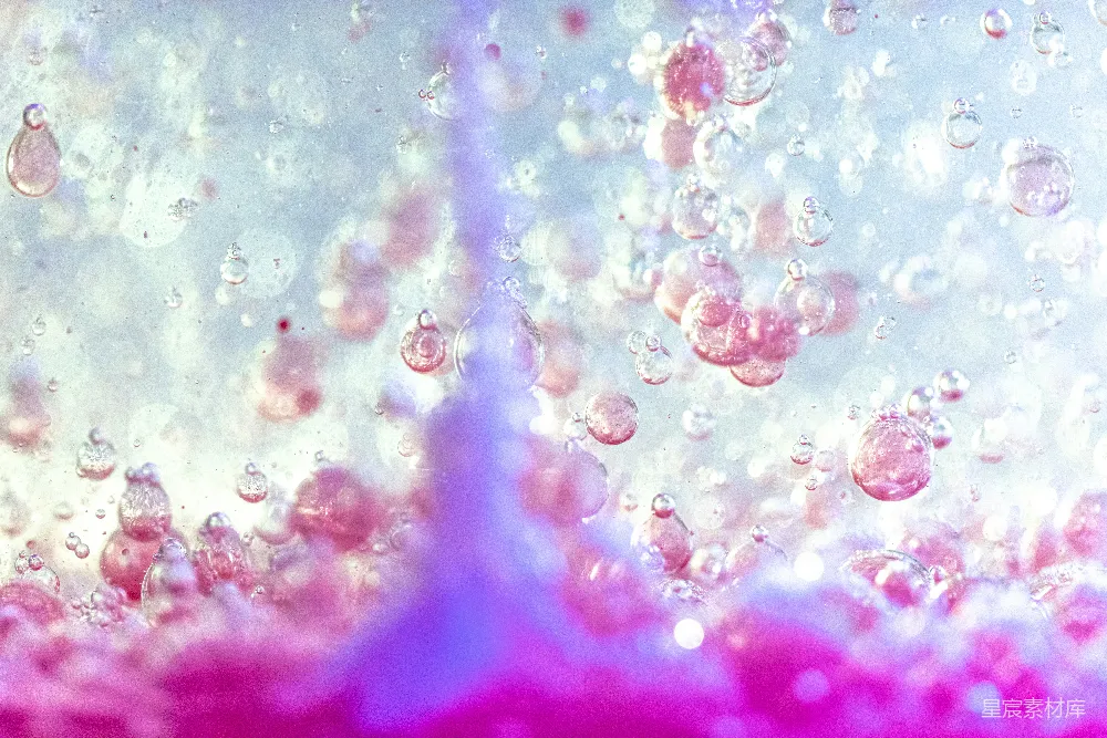 高清摄影  水面上的粉白泡泡