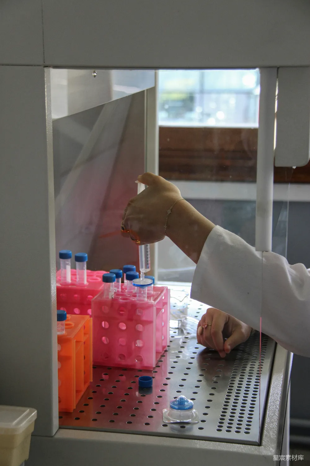 高清摄影  科学家正在实验室里进行一项实验。