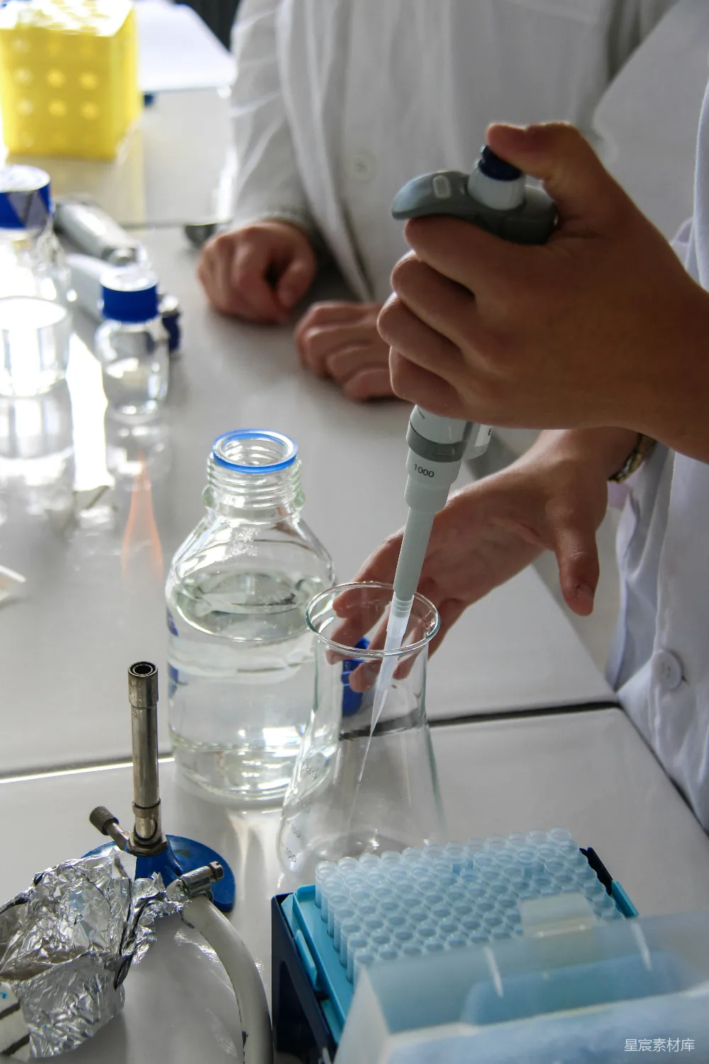 高清摄影  科学家在实验室里用滴管提取液体。