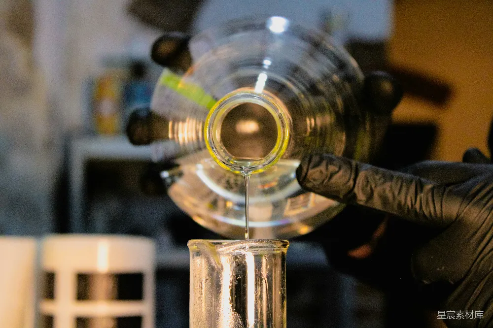 高清摄影  一个戴着手套的人正在往试管里倒液体。