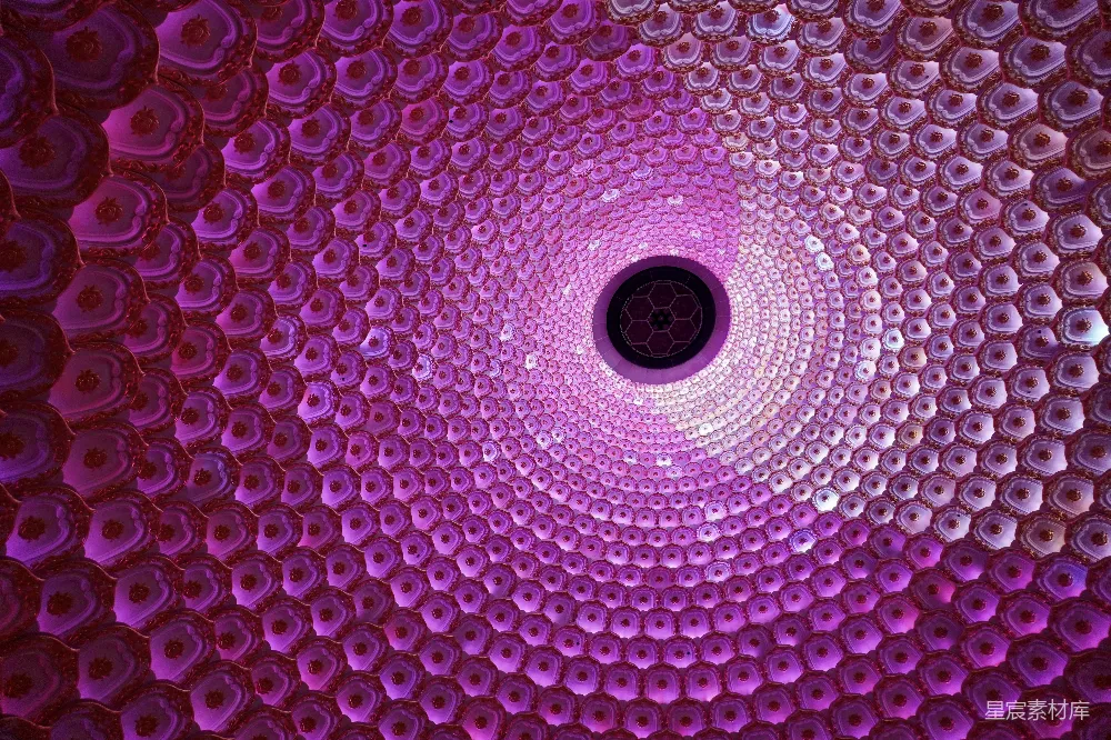 高清摄影 自然 房间里的紫色圆形灯打开着。