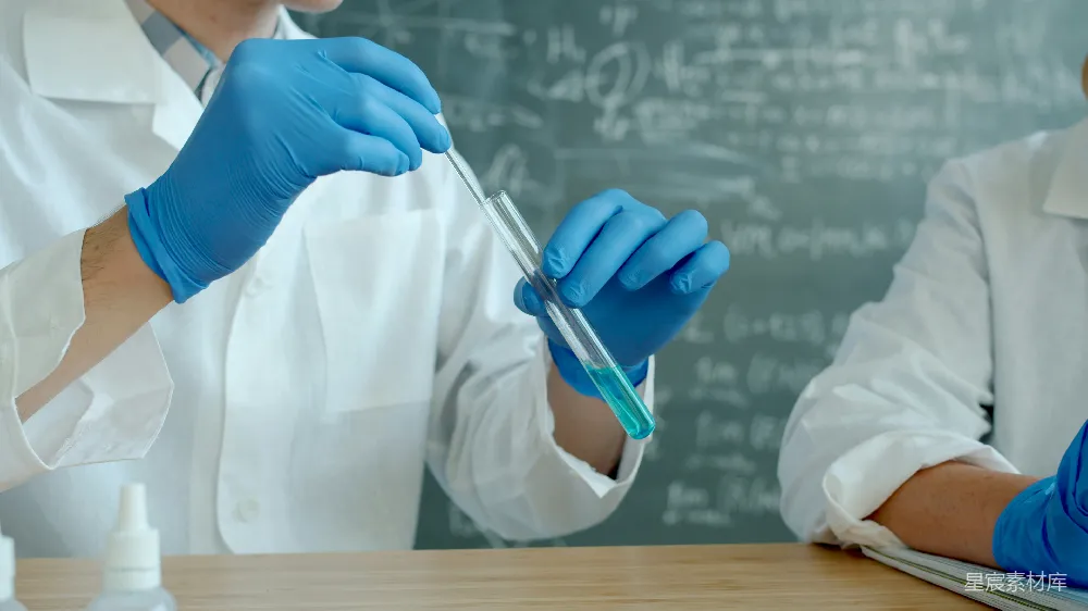 高清摄影  穿着实验室外套的科学家在处理试管。