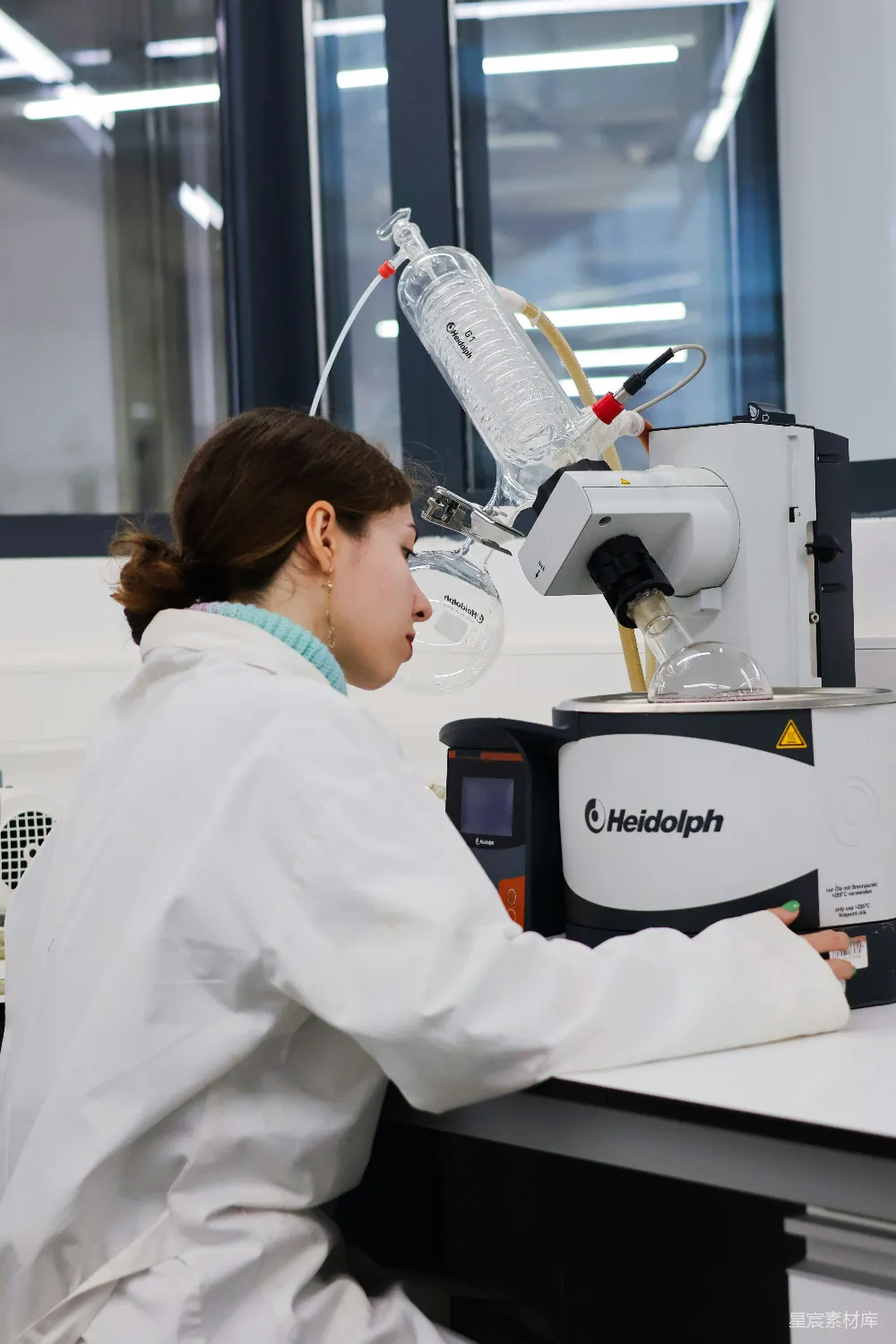 高清摄影  在实验室操作旋转蒸发器的科学家