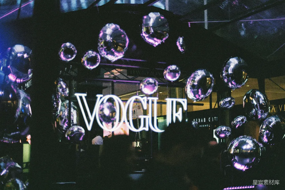 高清摄影  白色Vogue霓虹灯招牌照片
