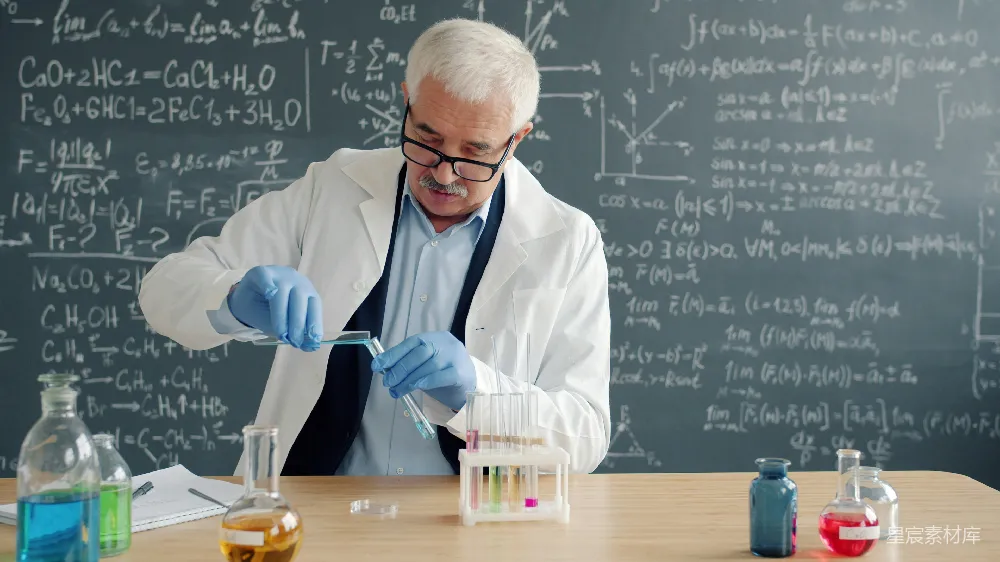 高清摄影  身穿实验室白大褂的科学家正在进行试管实验。