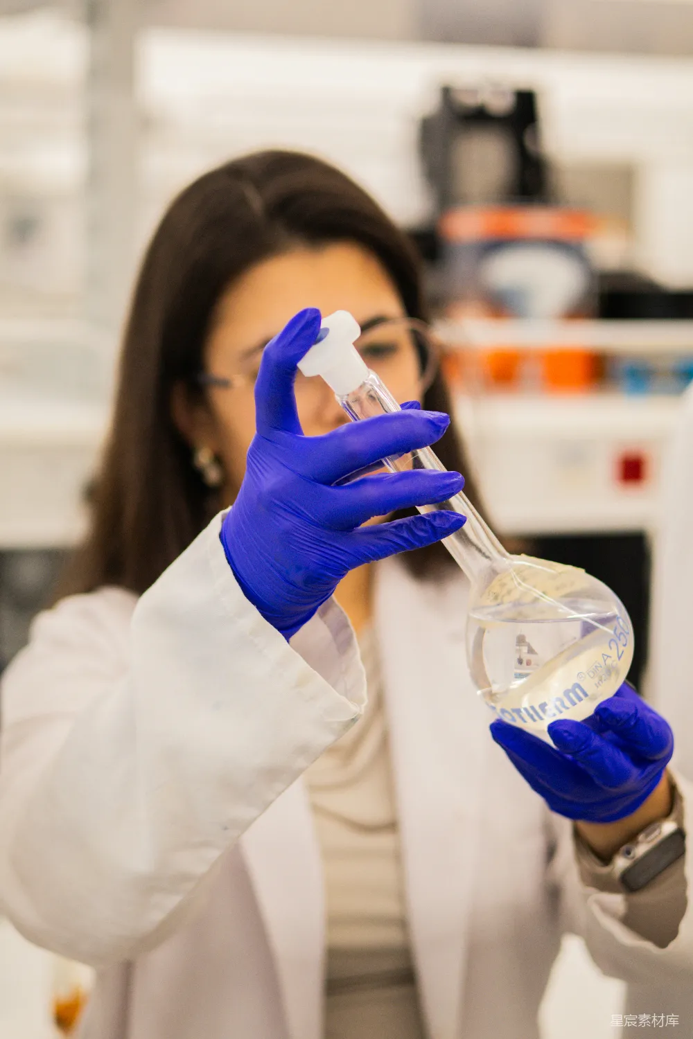 高清摄影  科学家在实验室里拿着装有液体的烧瓶