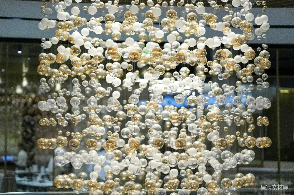 高清摄影  抽象艺术装置，由清澈和金色的气泡组成