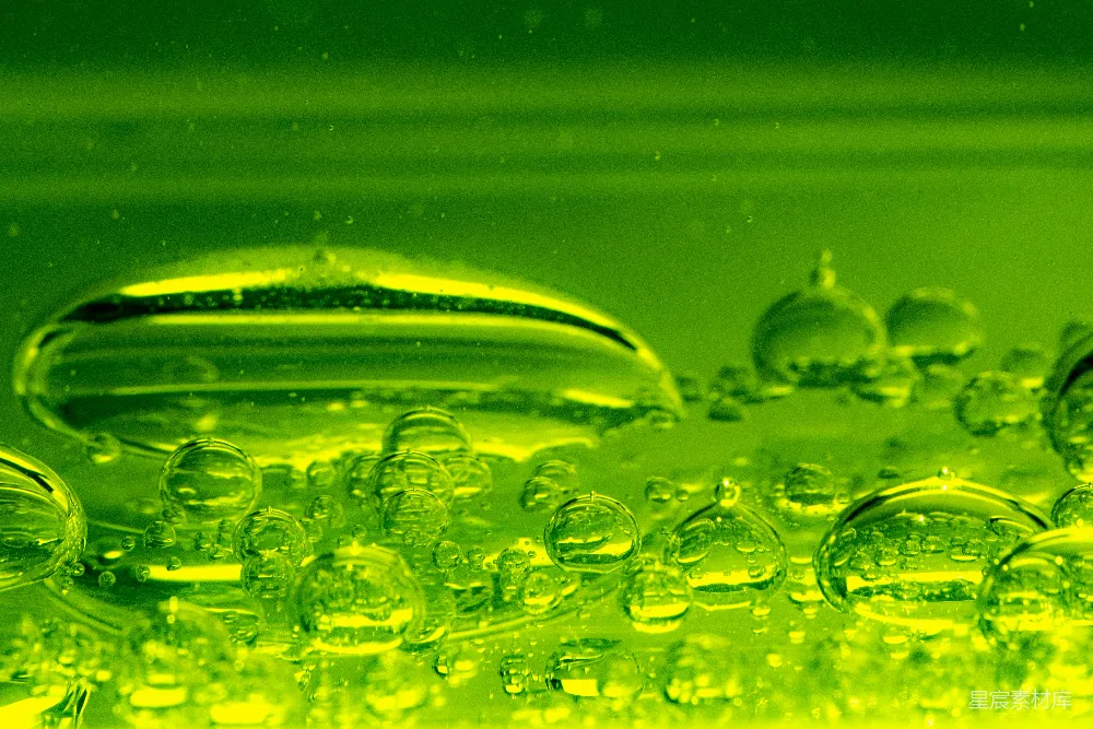 高清摄影  玻璃上的水滴，紫色背景