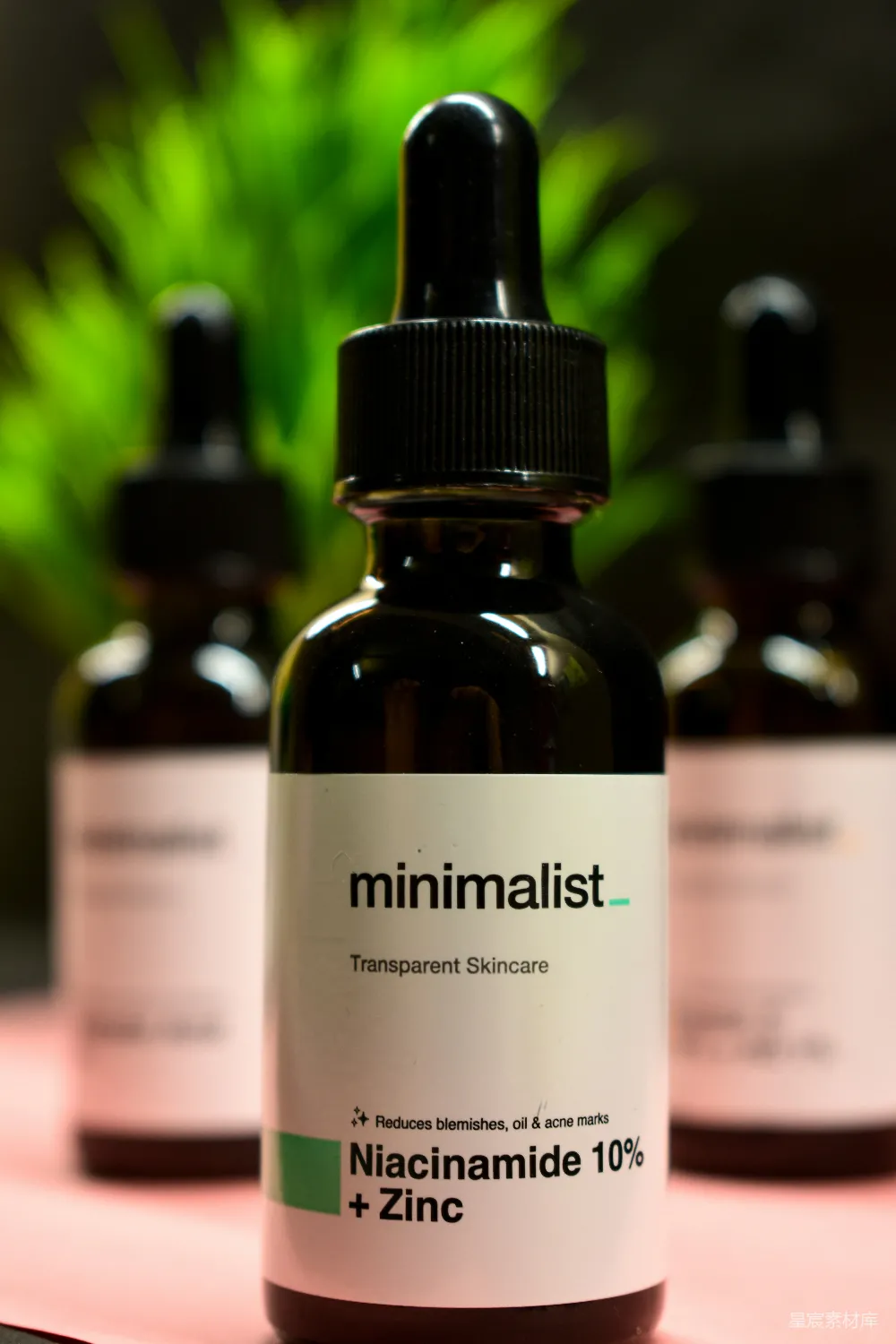 高清摄影  一瓶烟酰胺（烟酰胺）放在桌子上。