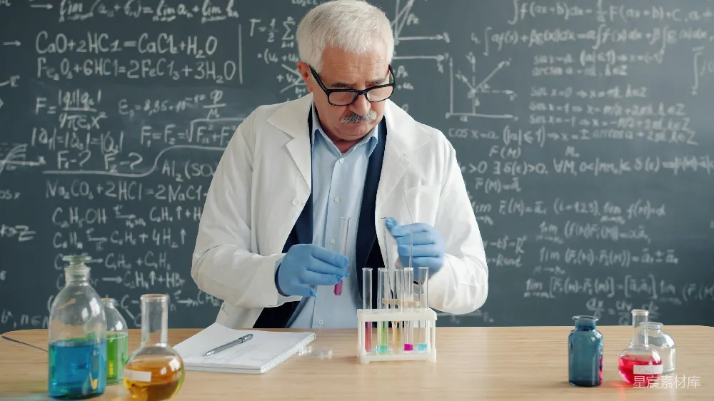 高清摄影  穿着白大褂的科学家正在进行试管实验。