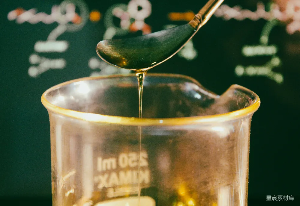 高清摄影  一杯液体上面有一片绿色的叶子。