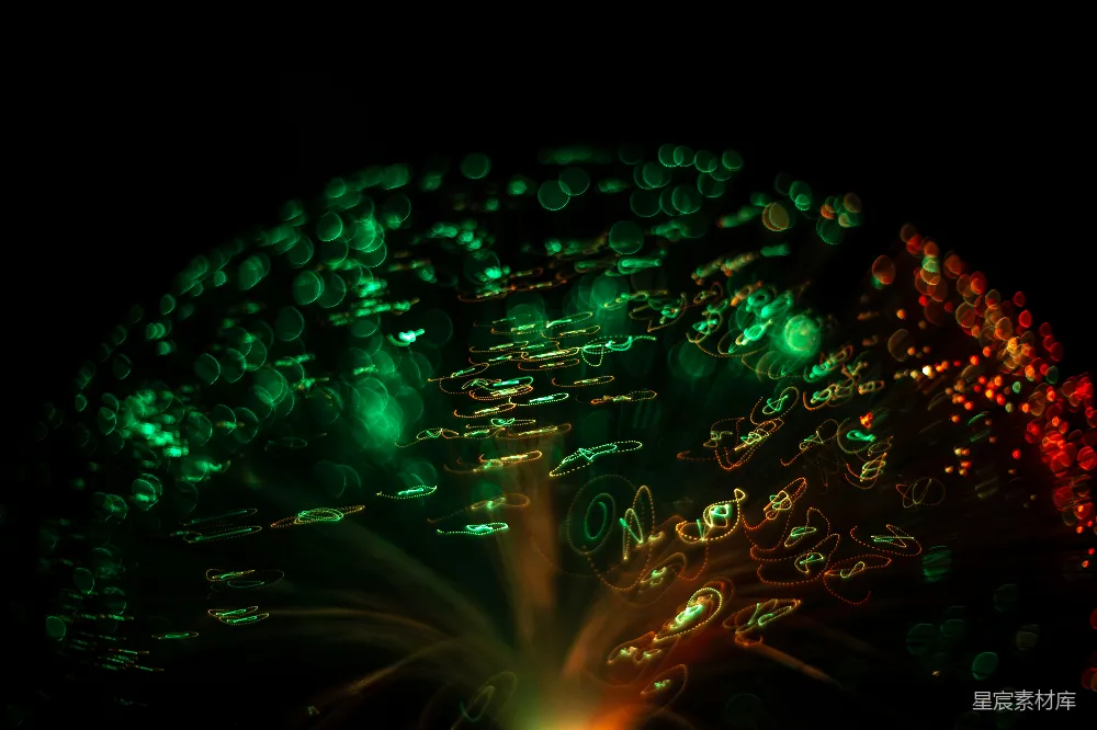 高清摄影  一张暗色背景中的绿色和红色物体的特写照片