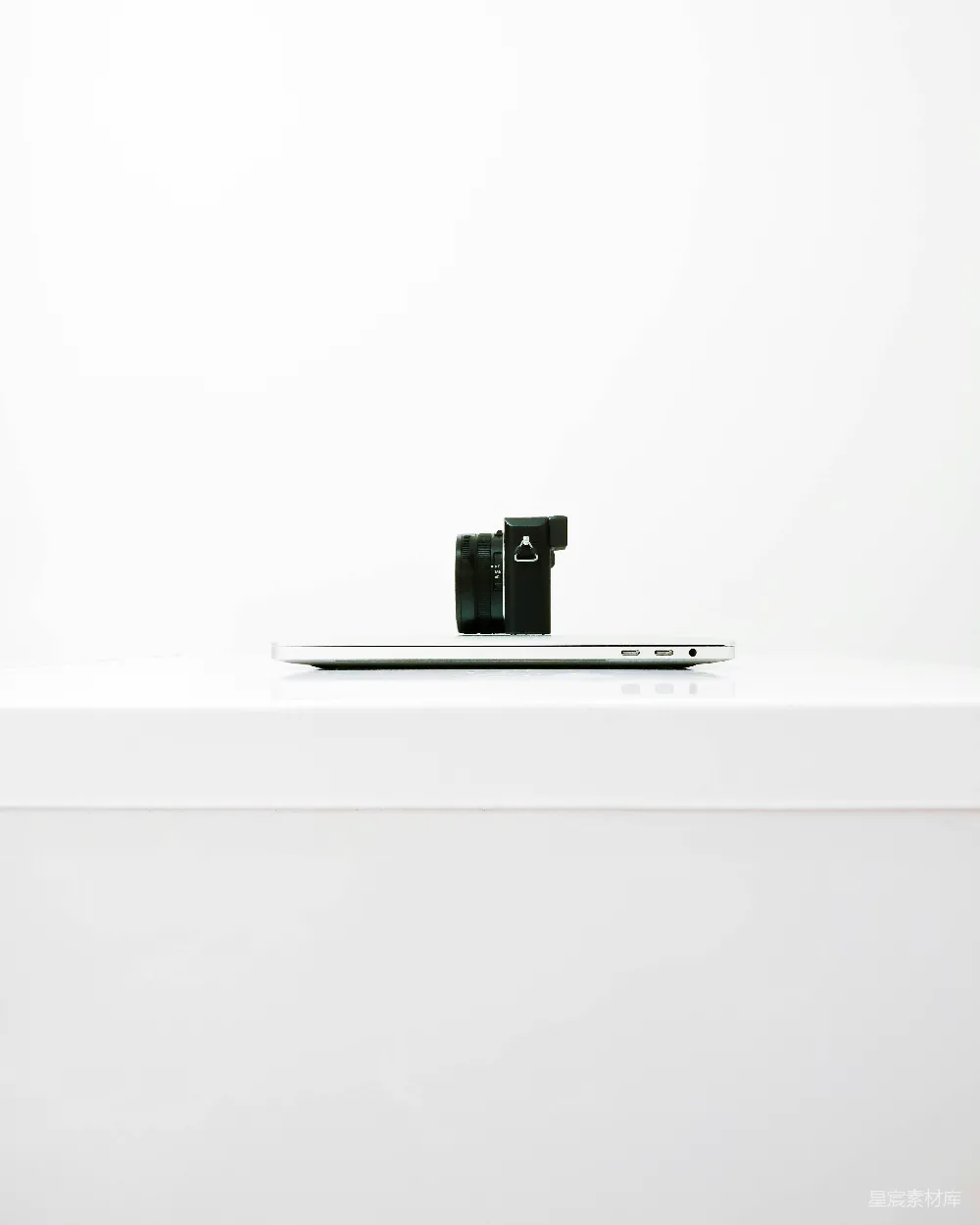 高清摄影  一部无反光镜相机放在 MacBook 上
