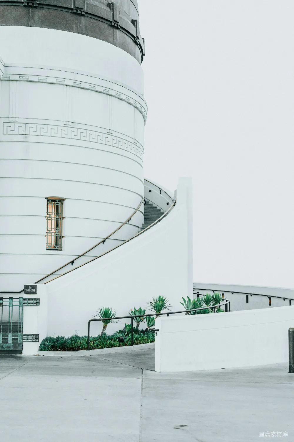 高清摄影  白色混凝土建筑的正面视图