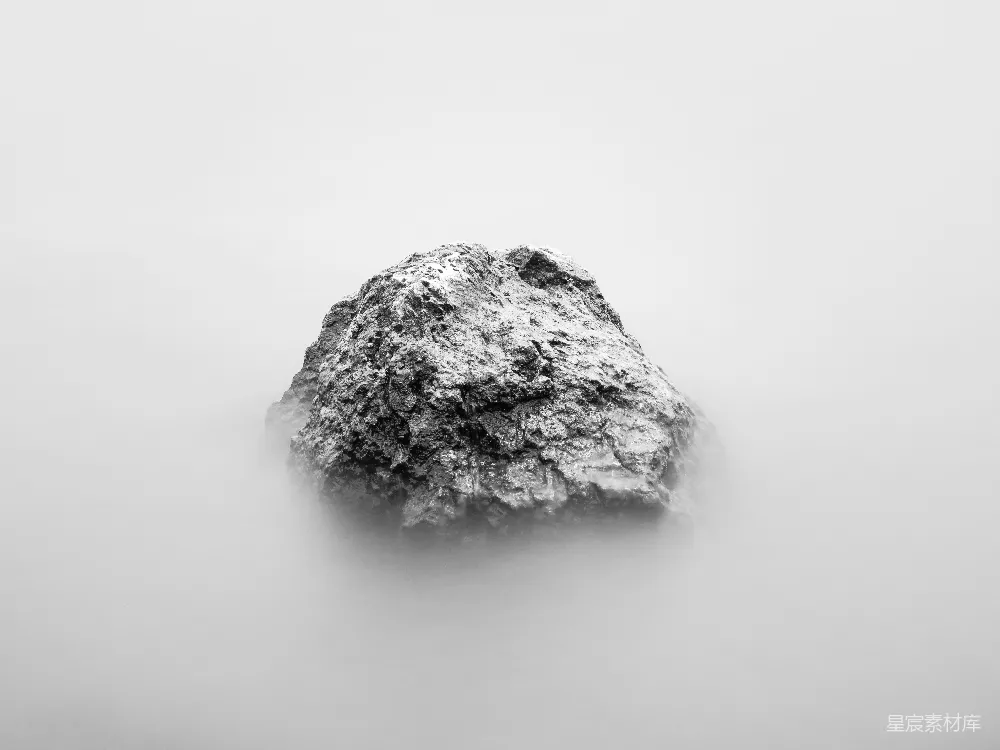 高清摄影  灰色的岩石堆被云雾环绕。