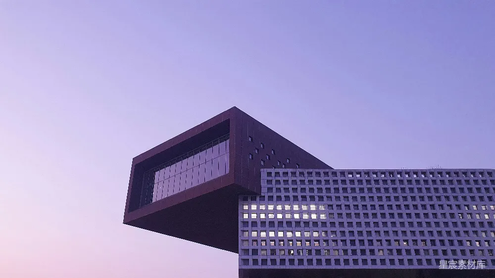高清摄影  白天晴朗的蓝天下的黑白混凝土建筑