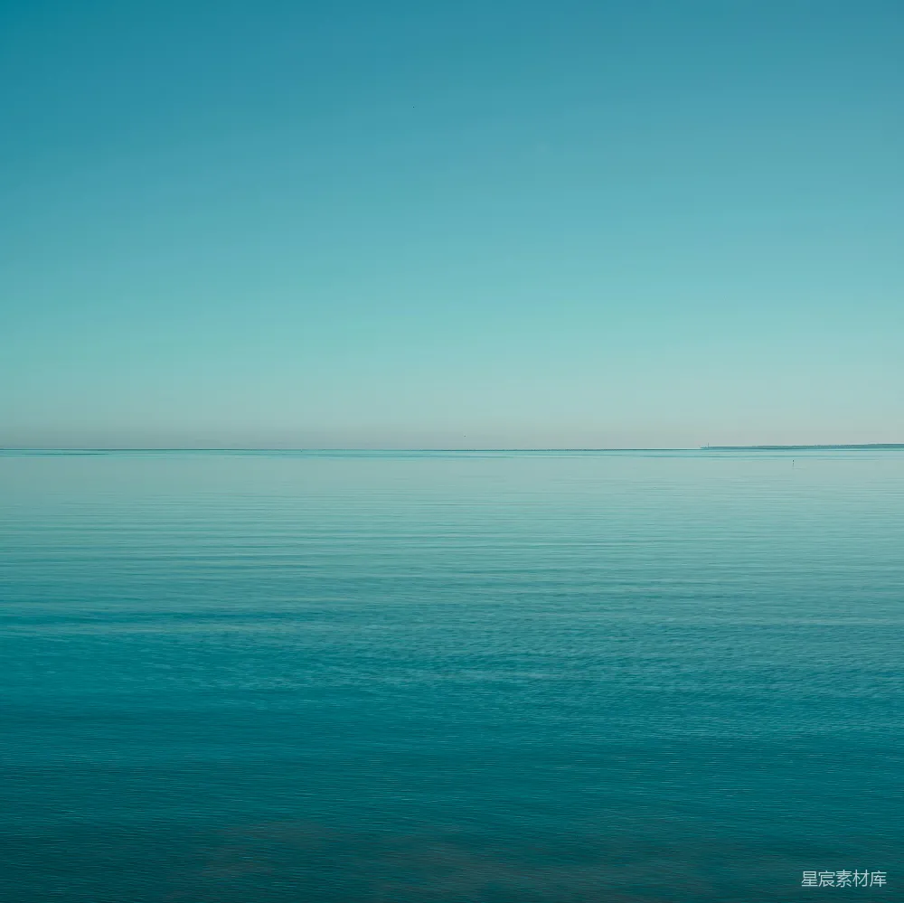 高清摄影  蓝天下的蓝色海洋水在白天