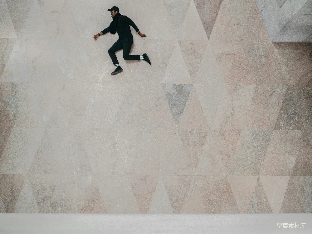 高清摄影 实验性 穿着黑色衣服的男人躺在地上。