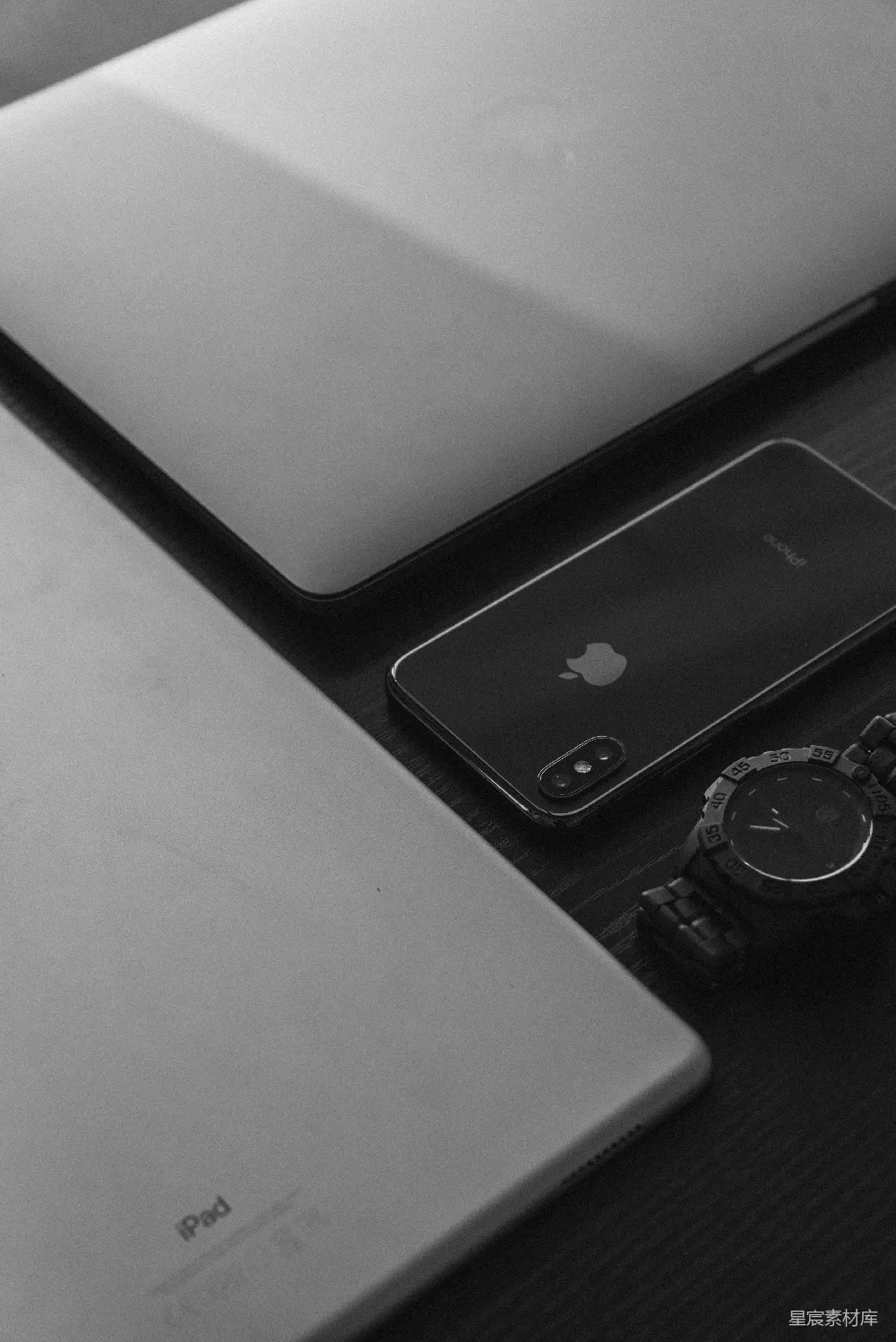 高清摄影  银色的苹果MacBook，银色的iPad，太空灰色的iPhone X，以及黑色的模拟手表