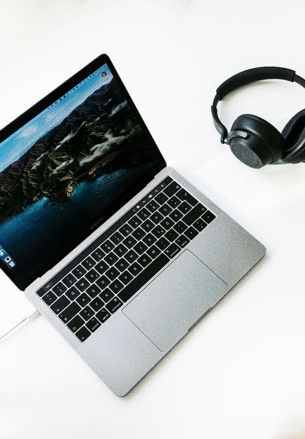 高清摄影  MacBook Pro 旁边黑色耳机