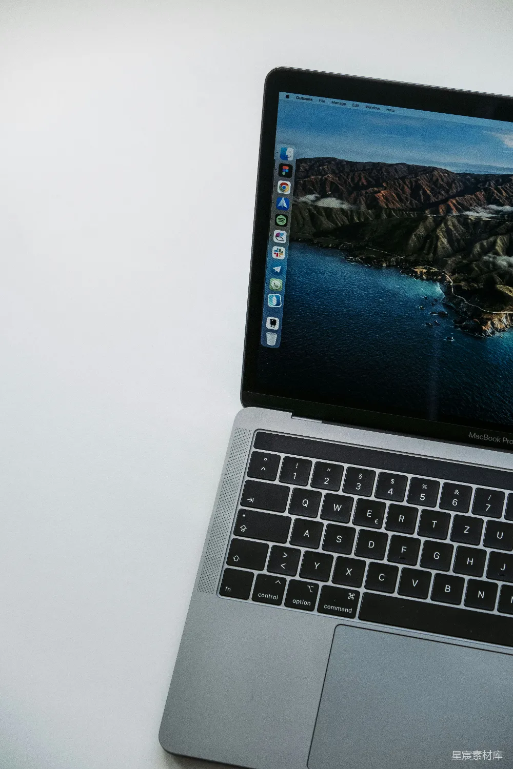 高清摄影  MacBook Pro 显示蓝色和白色壁纸