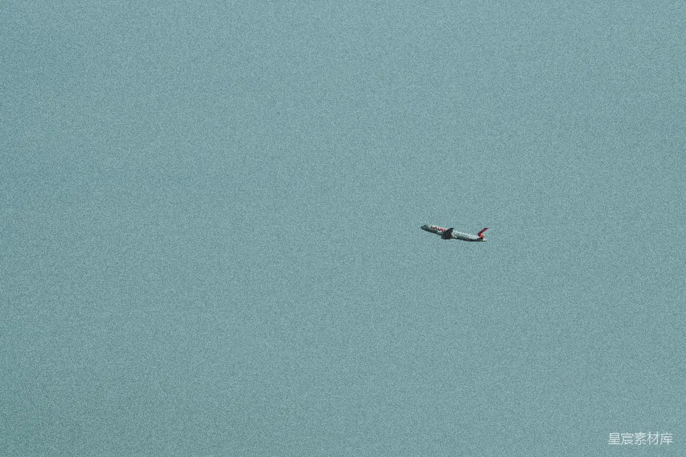 高清摄影  天空背景中的飞行中的飞机
