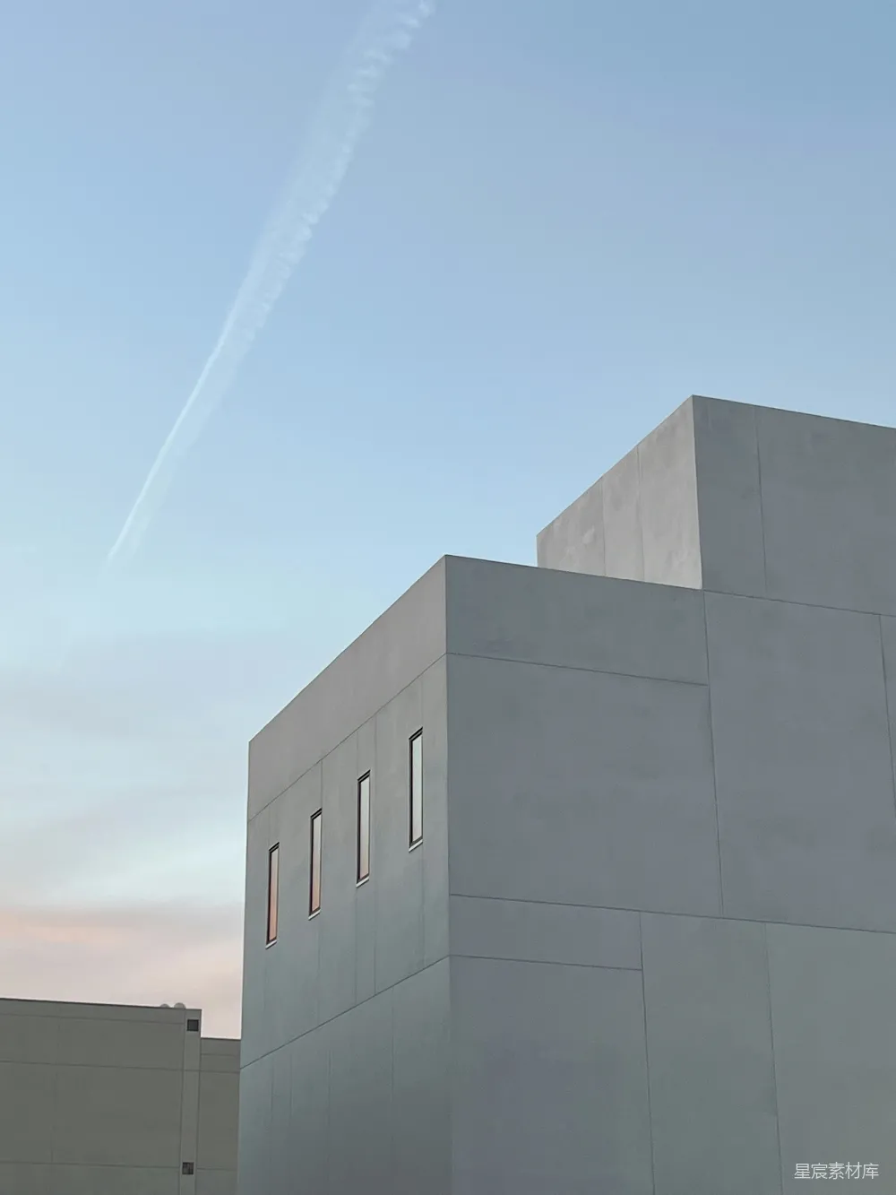 高清摄影  现代混凝土建筑与柔和的天空背景
