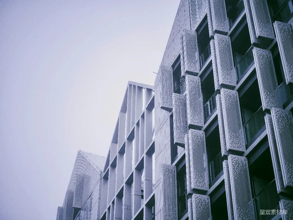 高清摄影  一座非常高大的建筑物，有很多窗户。