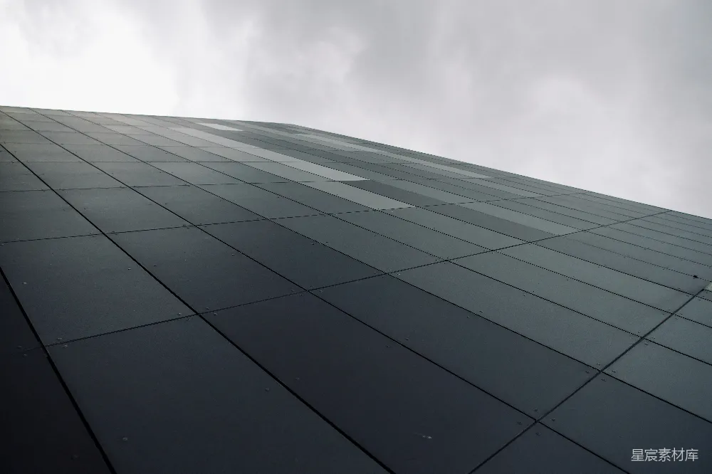 高清摄影  一座建筑在阴云密布的天空下。