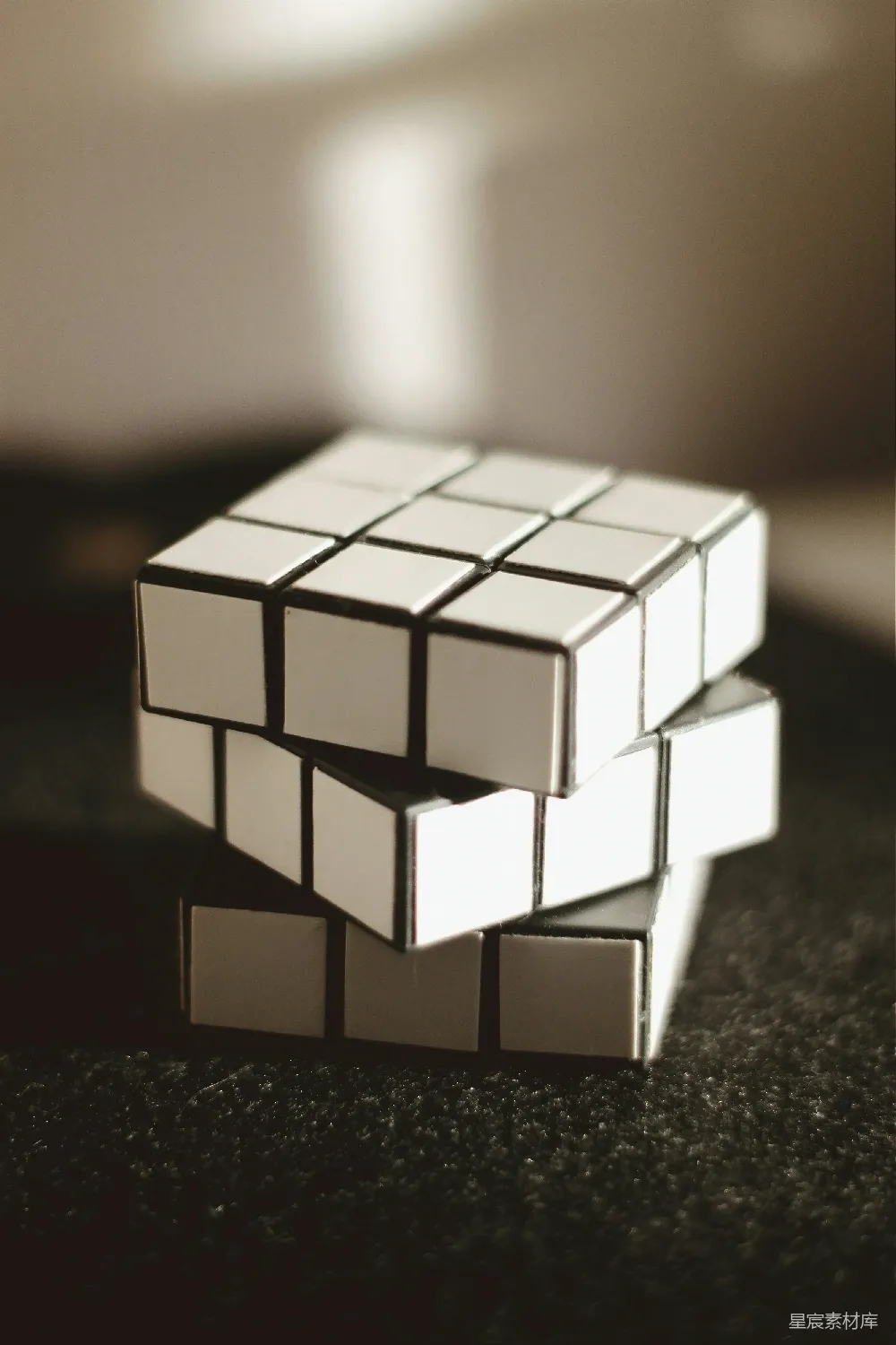 高清摄影  白色和黑色3x3魔方