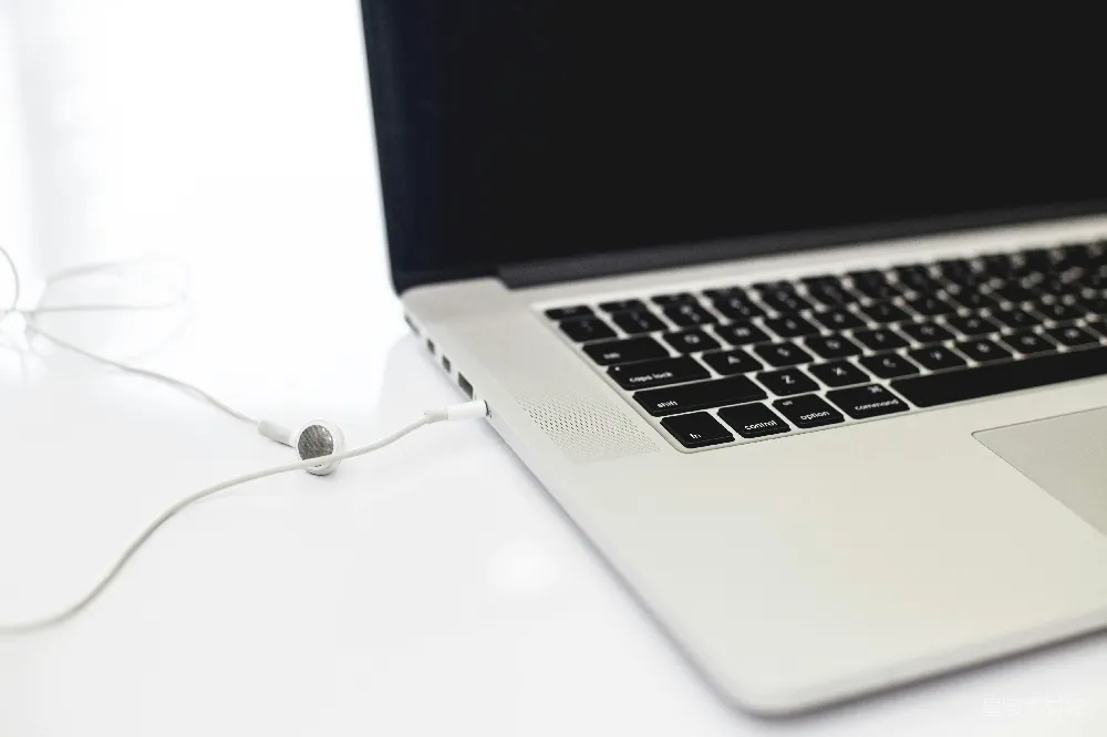 高清摄影  在MacBook上插上了耳机。