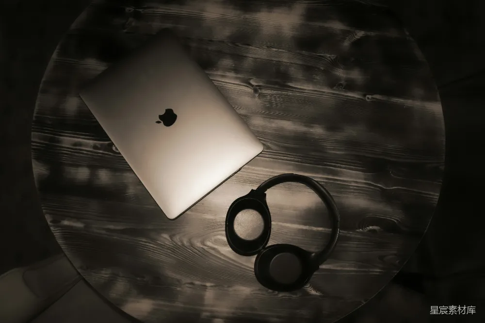 高清摄影  银色的MacBook和黑色的无线耳机
