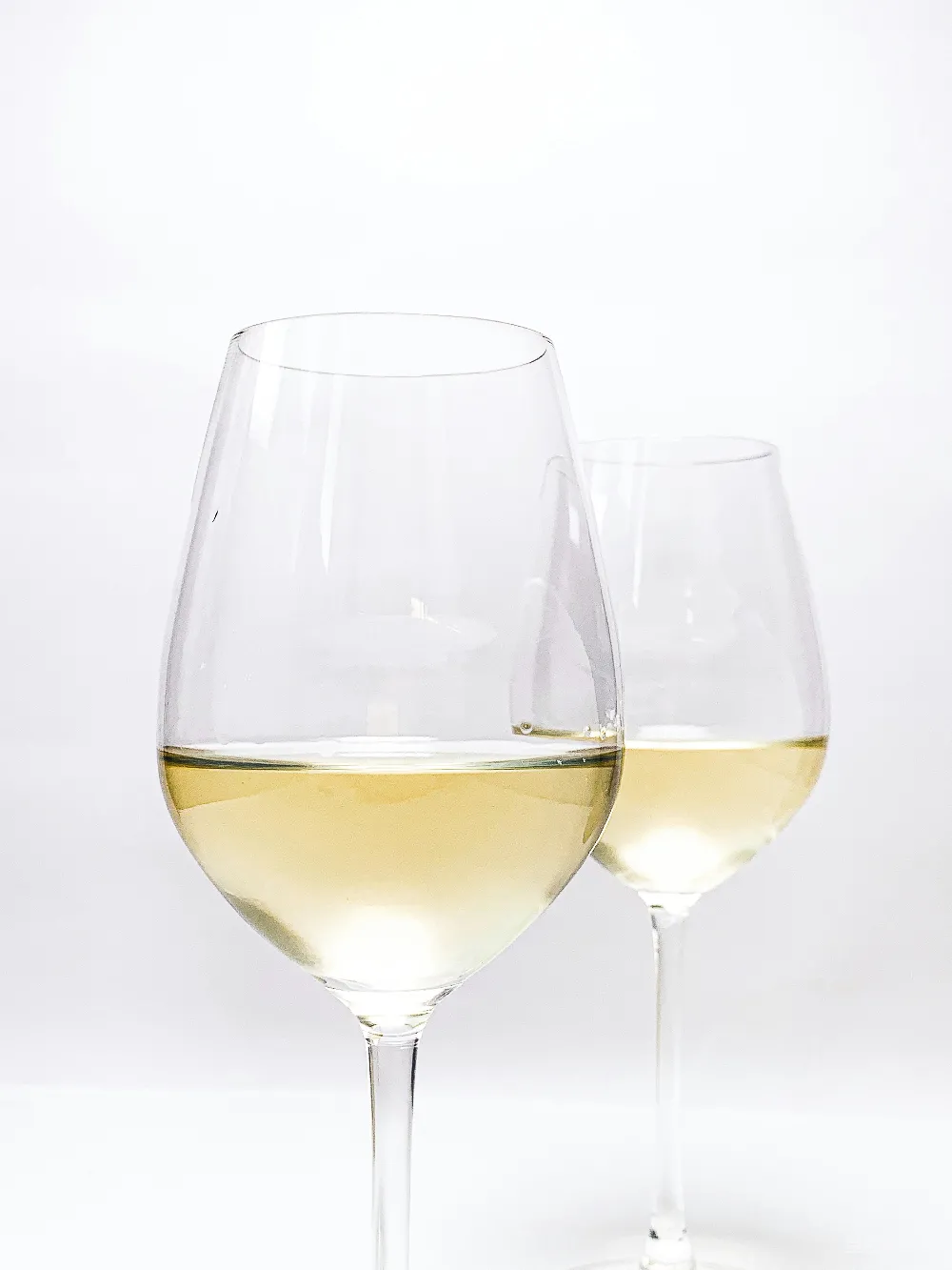 高清摄影  清洗黄色液体的酒杯